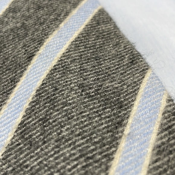 Beautiful Cashmere & silk tie! Great shape, made in Italy heavy material, soft. - Picture 5 of 12